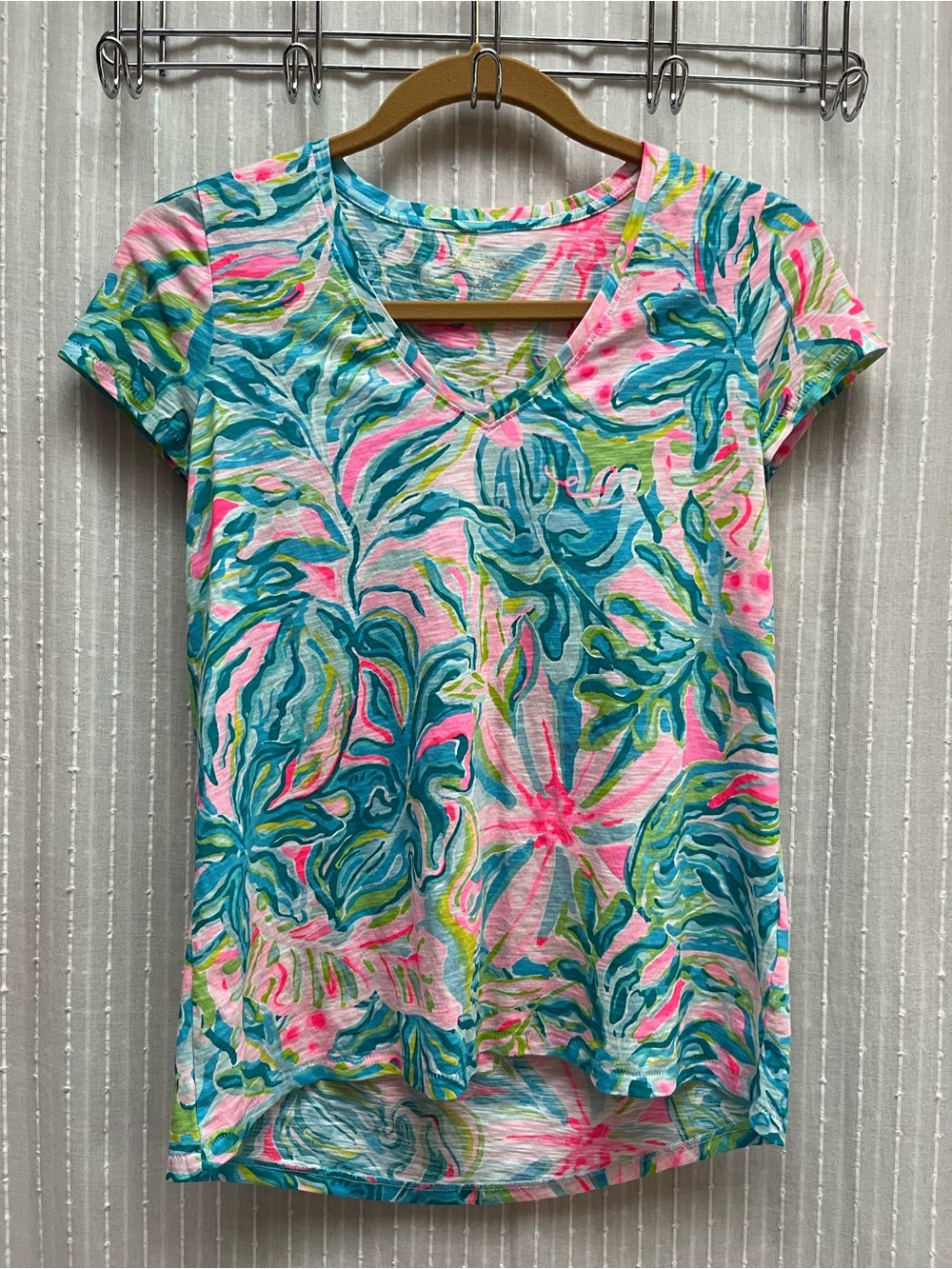 Lilly Pulitzer Pink, Teal & Green Tropical V-Neck Tee Size XXS